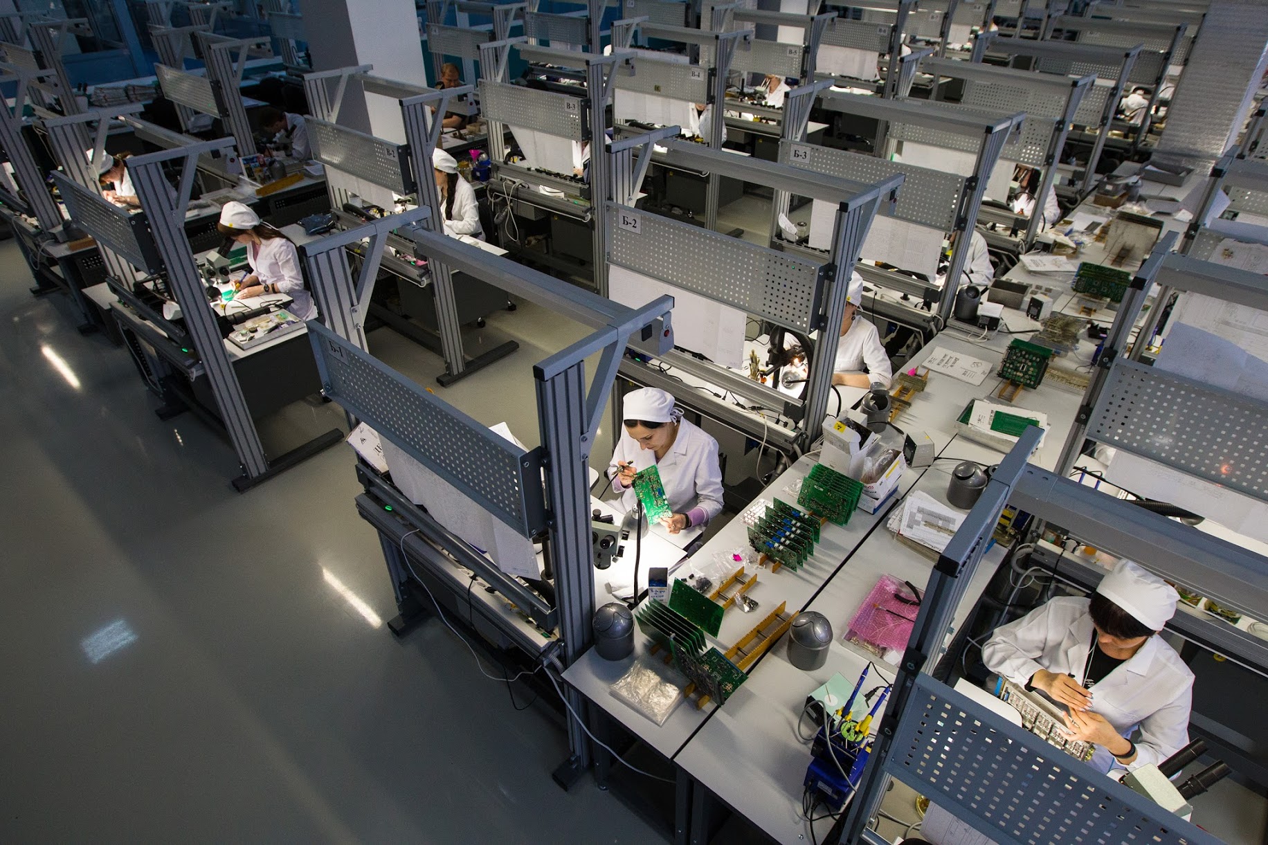 Роль компаний по производству электроники и программного обеспечения в современном мире