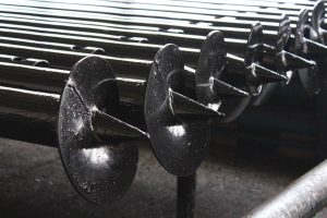 Железные винтовые сваи: что это такое и где они используются?